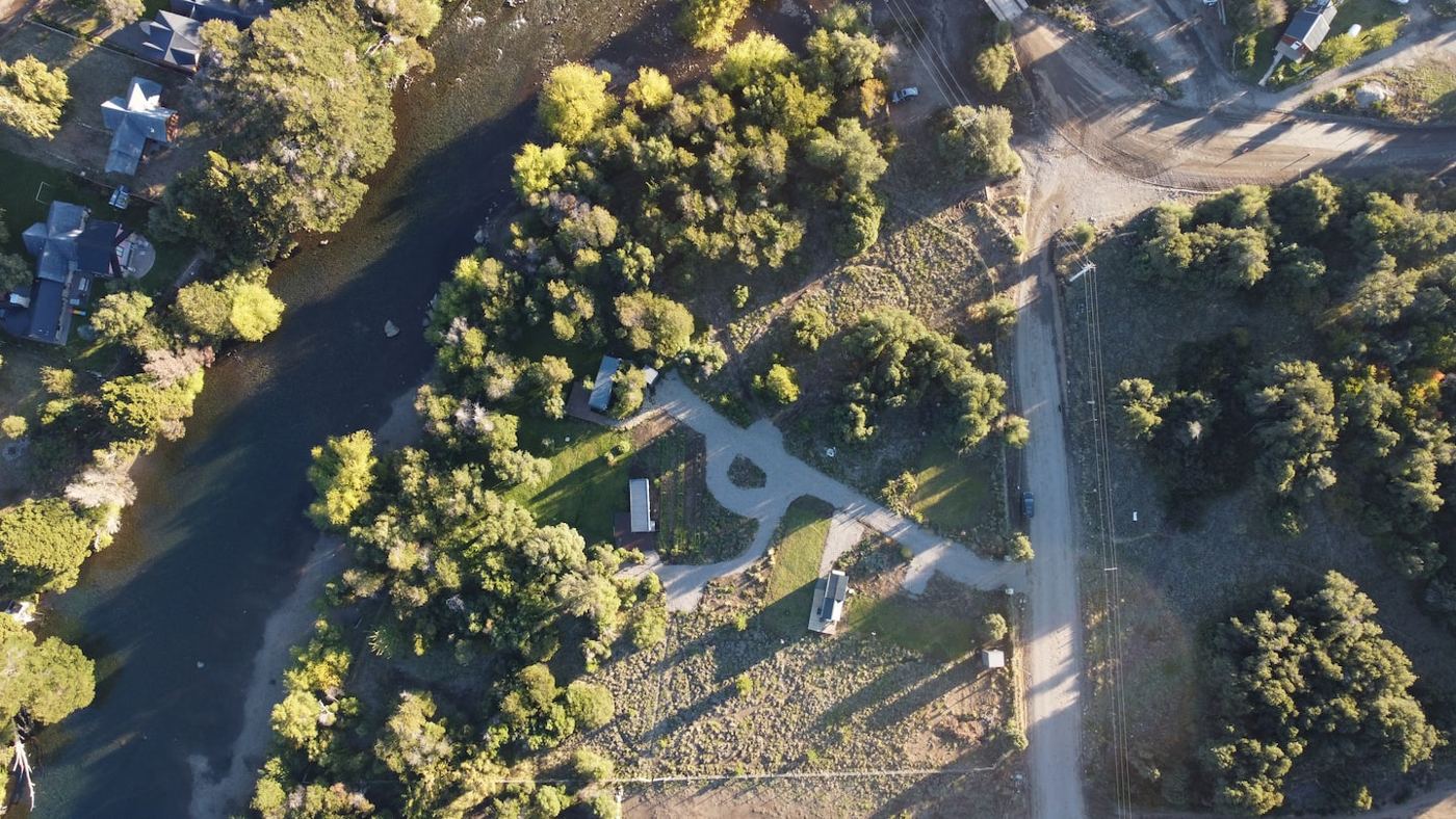 Vista aérea del predio entre árboles y el río
