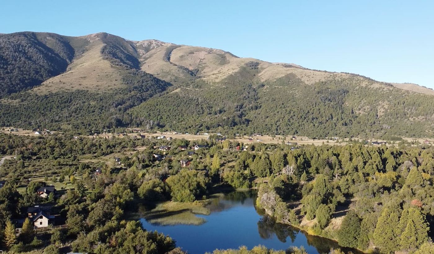 Vista aérea del valle con una laguna y los cerros