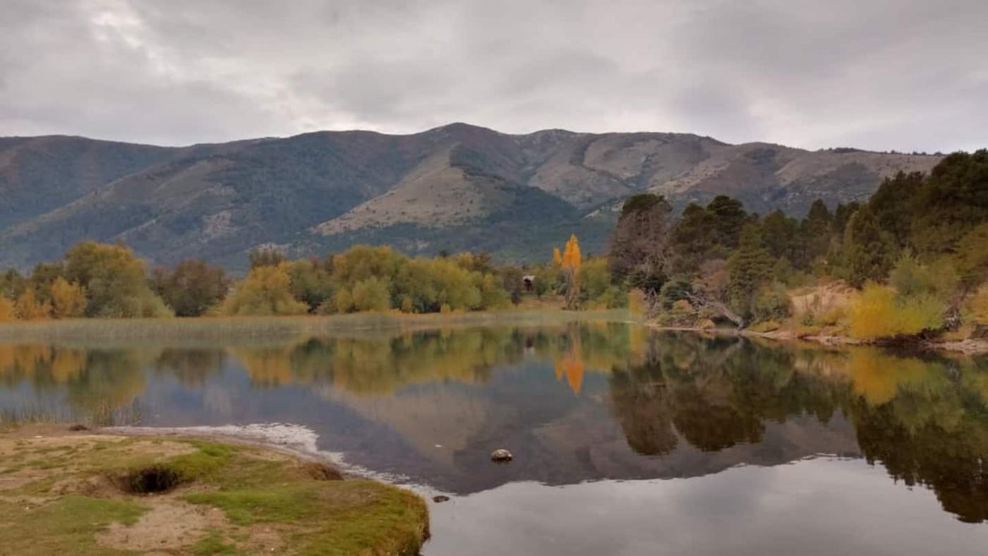 Lago con reflejos de otoño