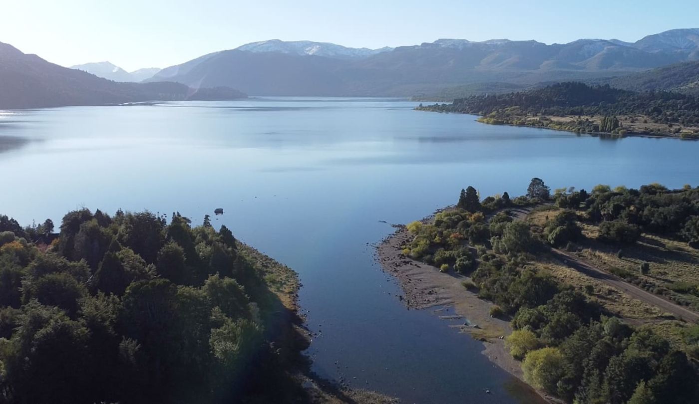 Lago Lolog y montañas